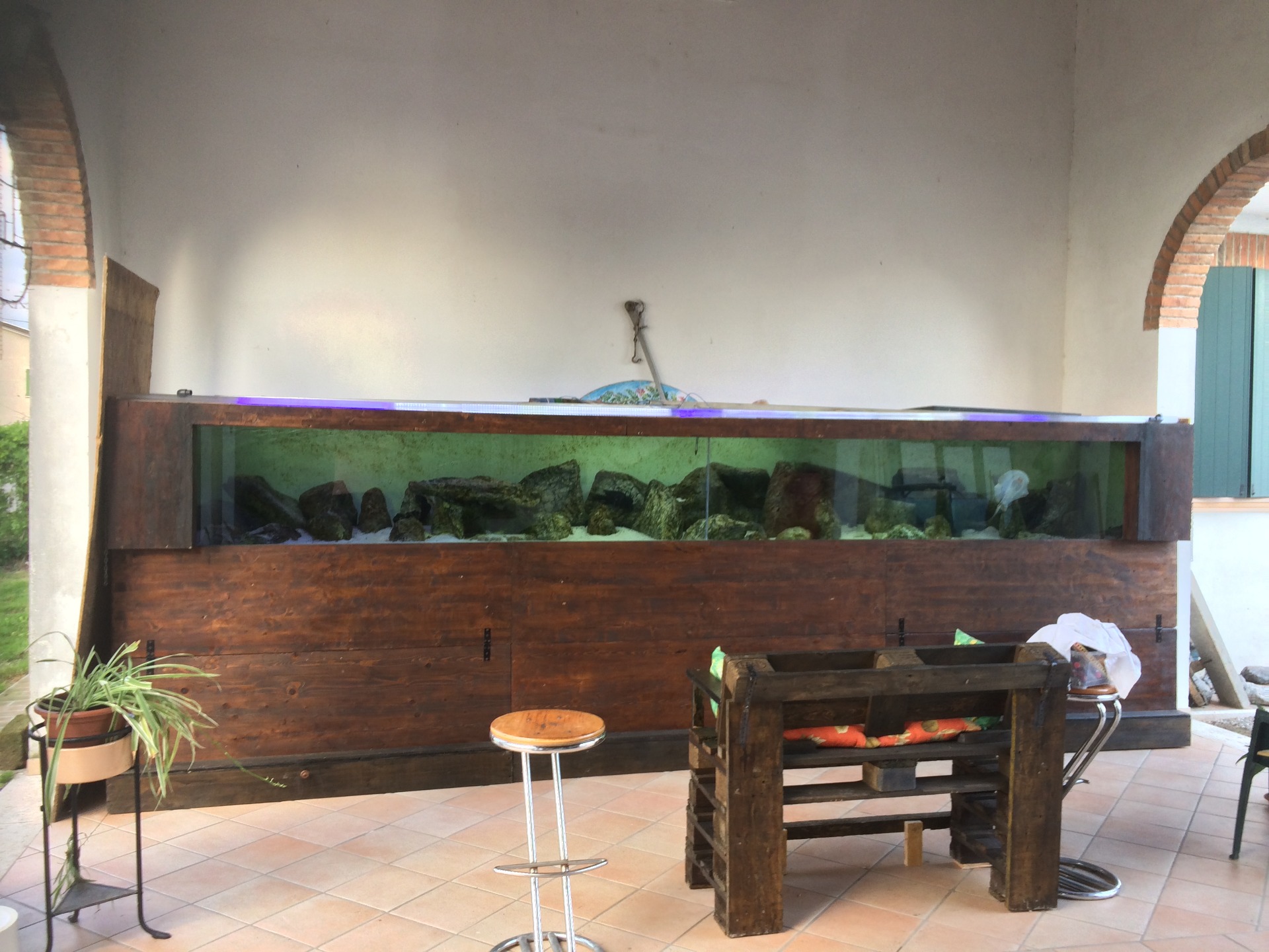 Acquario 5,50 metri x 1 metrox75 altezza 3850 litri due sump moving bed da 300 litri l'una